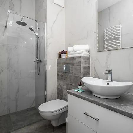 Apart D&k Free Parking Aleja Prymasa Tysiaclecia 83a * Varsó